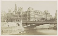 Hôtel de Ville in Parijs, op de voorgrond de Pont d'Arcole
