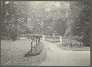 Tuinpad van Landgoed De Paauw met aan weerszijden beplanting in een bosrijke omgeving