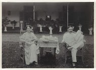 Het echtpaar Letterie in de tuin van hun woning in Mojosari in Indië