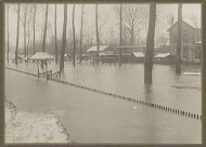 Ondergelopen villa en voortuin tijdens de overstroming van Parijs