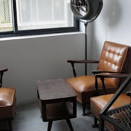 St.1 Cafe／Work Room。工業風設計咖啡店