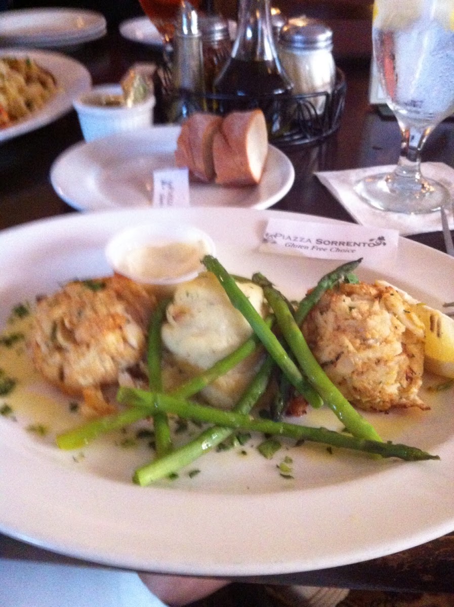 Gluten free crab cakes with garlic mashed potatoes, asparagus and bread! It was delicious!!