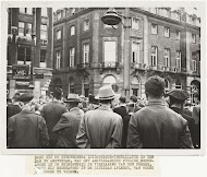 Publiek luistert naar een toespraak van Hitler