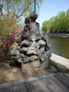 阳春园河边石堆