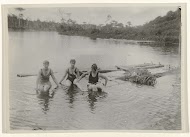 Drie vrouwen badderen in de rivier