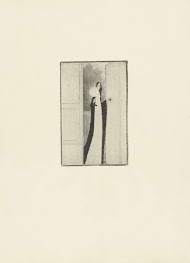 Vrouw staat met lamp in deuropening