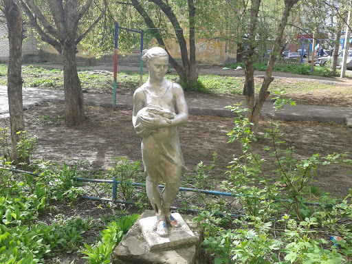 Статуя женщины с кроликом