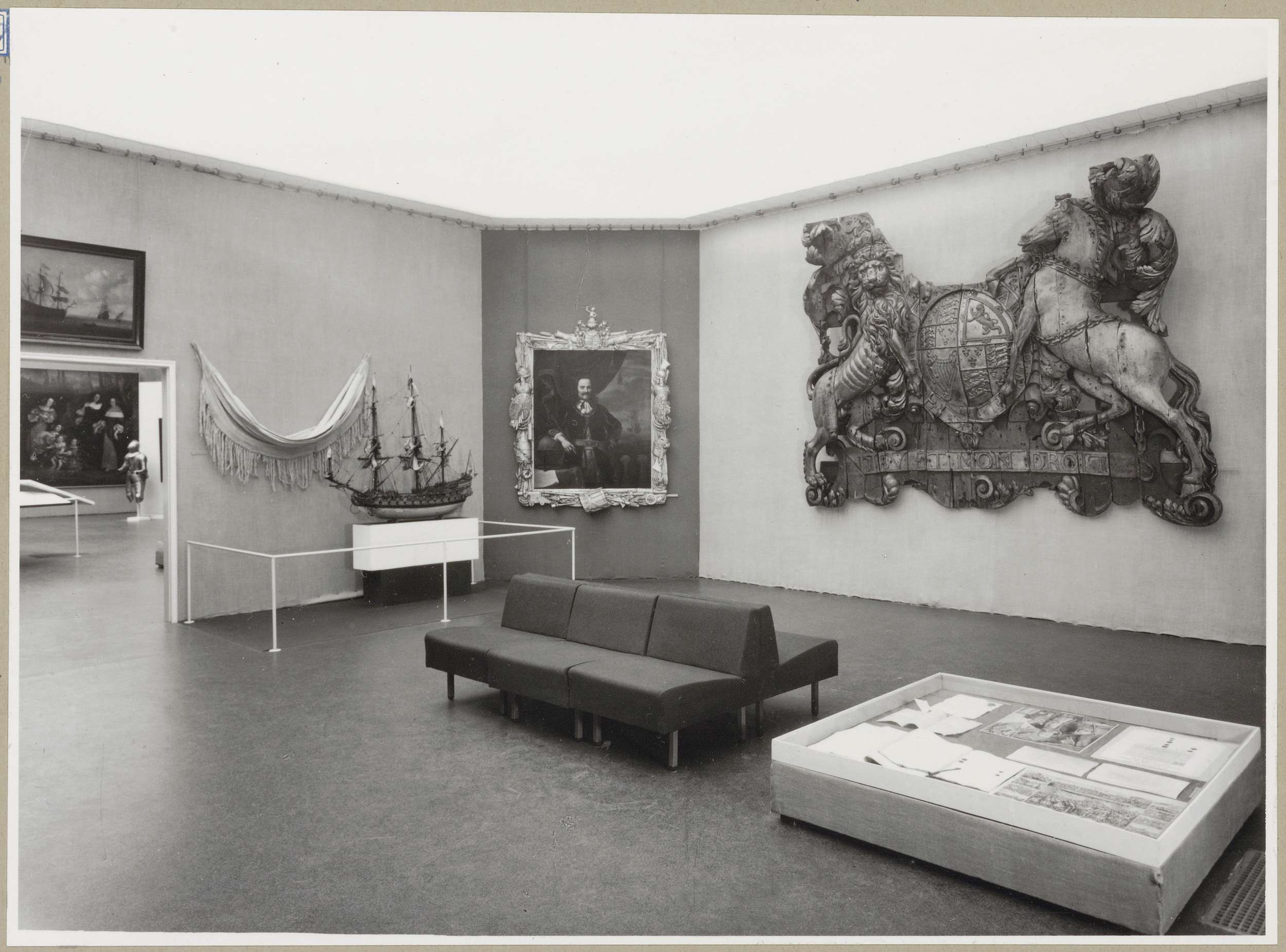 Zaal met rechts de spiegelversiering van de Royal Charles