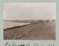 De kust van Harlingen met wandelende mensen over de dijk.