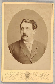 Ovaal studioportret van W.H. ('Willem') van Braam