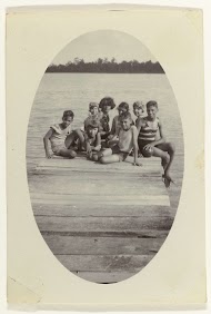 Kinderen op de steiger van plantage Accaribo, Suriname