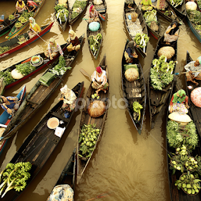 Ramai bertransaksi... by Syamsu Hidayat - People Street & Candids