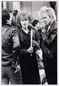 Punkmeiden op het Rokin in Amsterdam