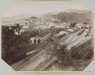 Gezicht op Ventimiglia met rangeerterrein