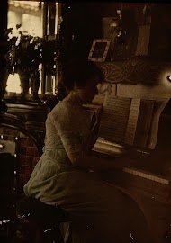 Vrouw aan piano