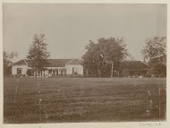 Villa met een gazon ervoor in Nederlands-Indië