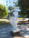 女学生雕塑