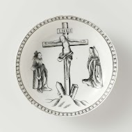 Schotel met een voorstelling van de kruisiging