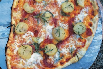 Potatoes, mozzarella, rosemary, thyme and tomato pizza topping