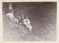 Groepsportret van vijf mannen in een bos, China