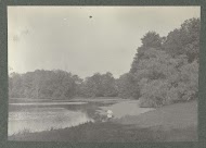 Kindje bij het water op landgoed De Pauw in Wassenaar