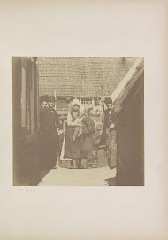 Vrouw met een kind in klederdracht op Marken