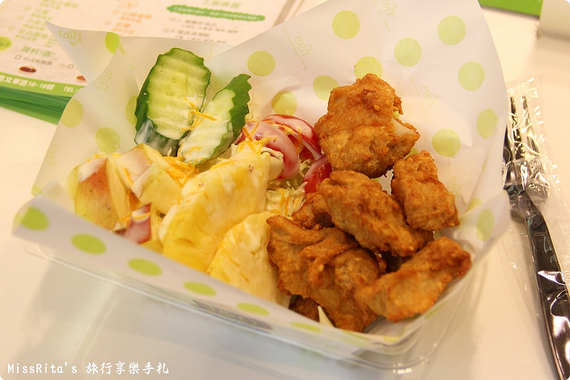 台中逢甲‧繼光香香雞(福星店) 香香蔬果吧，新鮮蔬果沙拉配上剛炸好的香香雞美味又健康★