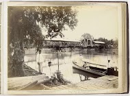 Paul Sandel in zijn stoomboot met op de achtergrond de Sandelbrug en op de voorgrond twee Chinese bedienden, Tandjong Poera, Langkat Sumatra