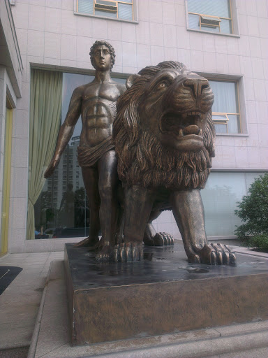 男人与狮子