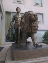 男人与狮子