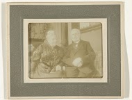 Portret van een ouder echtpaar in het zwart gekleed