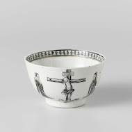 Klokvormige kop met een voorstelling van de kruisiging