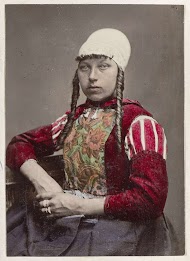 Portret van een vrouw in de klederdracht van Marken