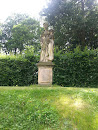 Skulptur Frau mit Blumen Park Großharthau