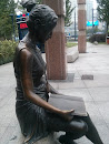 阅读女孩铜像