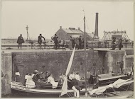 Omstanders bekijken het schutten van de Hollandia boot in de Oranjesluizen te Amsterdam