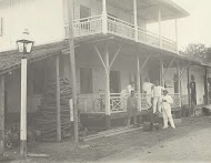 Groepje Europeanen voor een gebouw