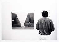 Museumbezoeker bij een schilderij van Jan Beutener