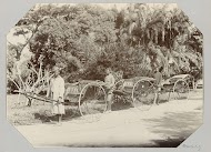 Drie mannen met een riksja te Durban, Zuid-Afrika