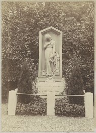 Grafmonument van toneelspeler en schouwburgdirecteur Jan Herman Albregt