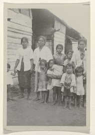 Vrouwen en kinderen in Moengo