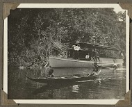Rivierboot en kano op een rivier in Suriname