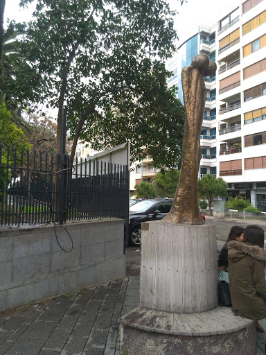 2 Human Statue