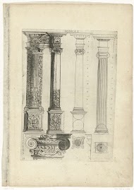 Vier Ionische zuilen op voetstukken