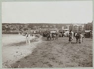 Strand met veel publiek