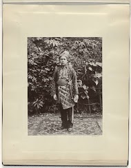 Portret van een jongeman van Minangkabau op Sumatra in rijke dracht