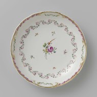 Schaal, rond en diep, behorend bij een servies versierd met geslingerd lintmotief met bladertakken, bloemboeketten en gestrooide bloemtakken