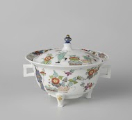 Terrine met deksel, veelkleurig beschilderd met een decor naar Japans voorbeeld