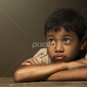 Renungan Si Anak by Lengz Jurufoto - Babies & Children Child Portraits