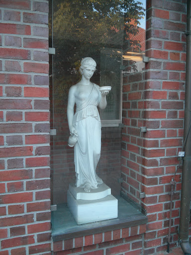 Statue mit Ölkanne